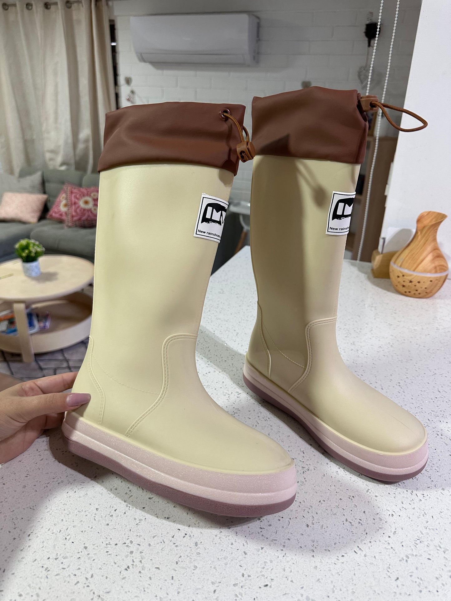 BOTAS DE AGUA 💦 AJUSTABLES Y SUELA ANTIDESLIZANTE (Acolchada) Beige