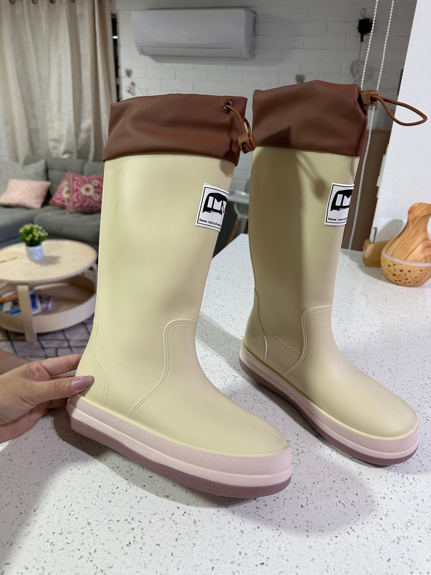 BOTAS DE AGUA 💦 AJUSTABLES Y SUELA ANTIDESLIZANTE (Acolchada) Beige