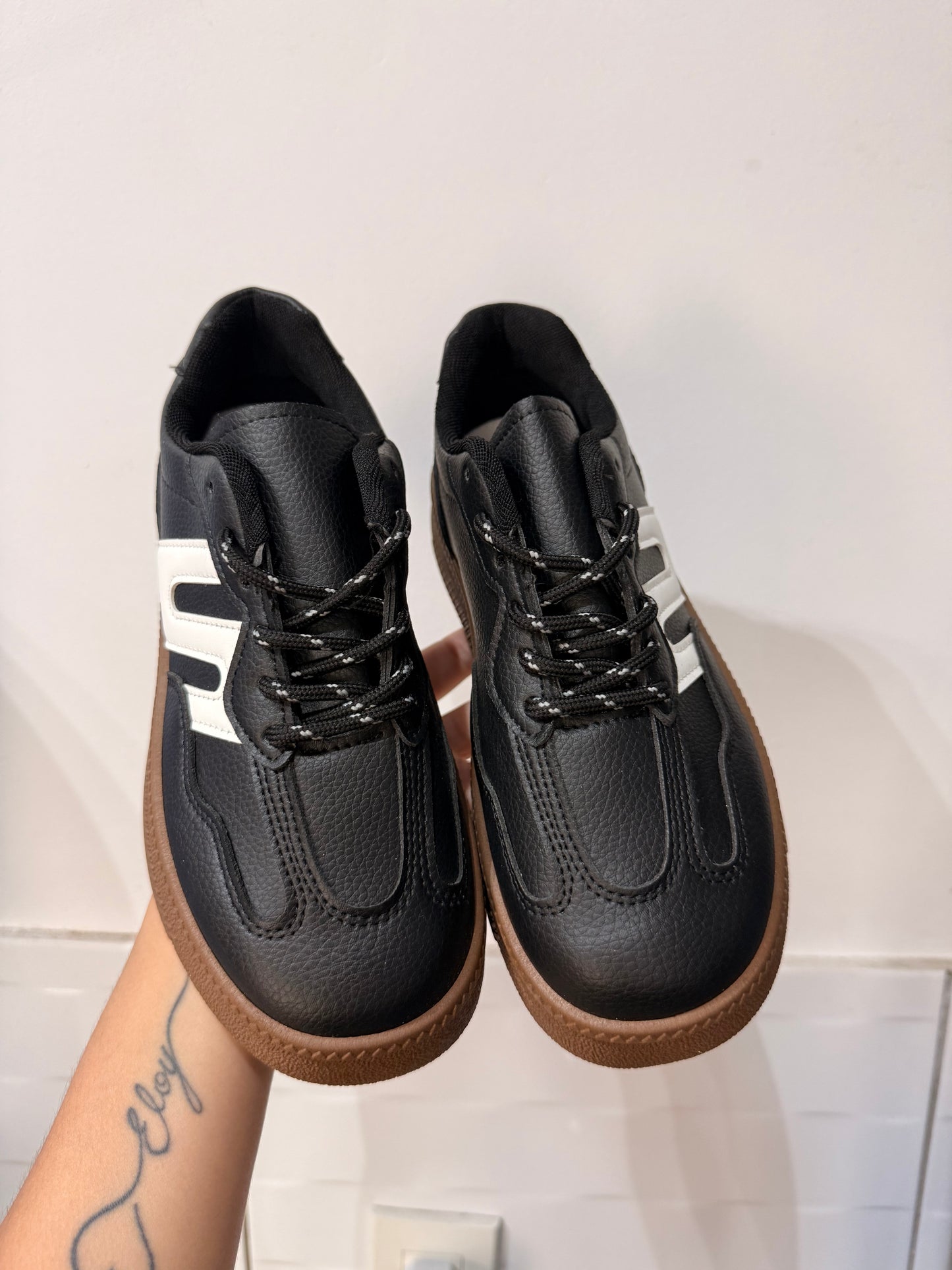 ZAPATILLAS DOS EN UNO (Cordones negros y blancos)