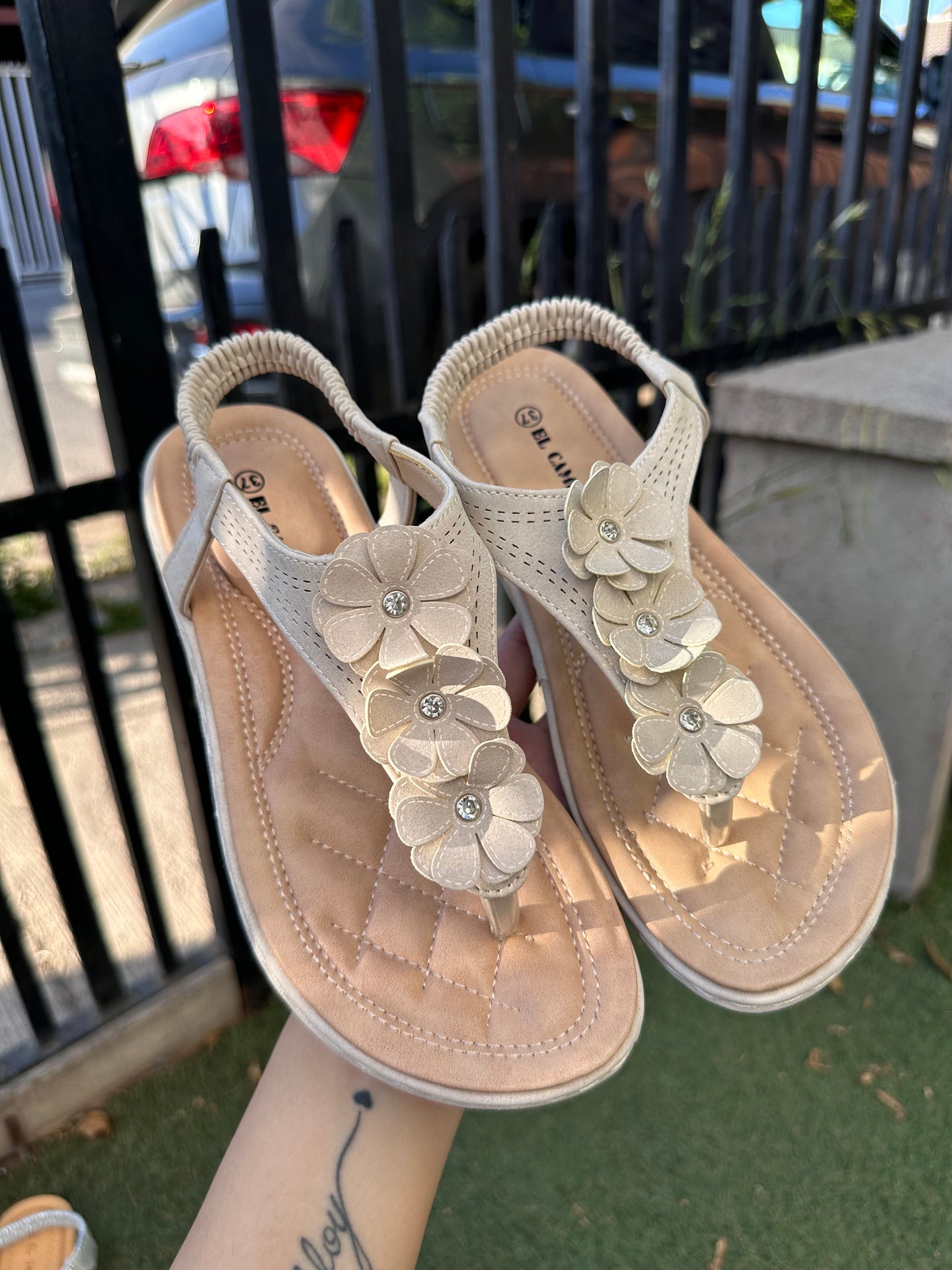 SANDALIAS FLOR BEIGE🌸