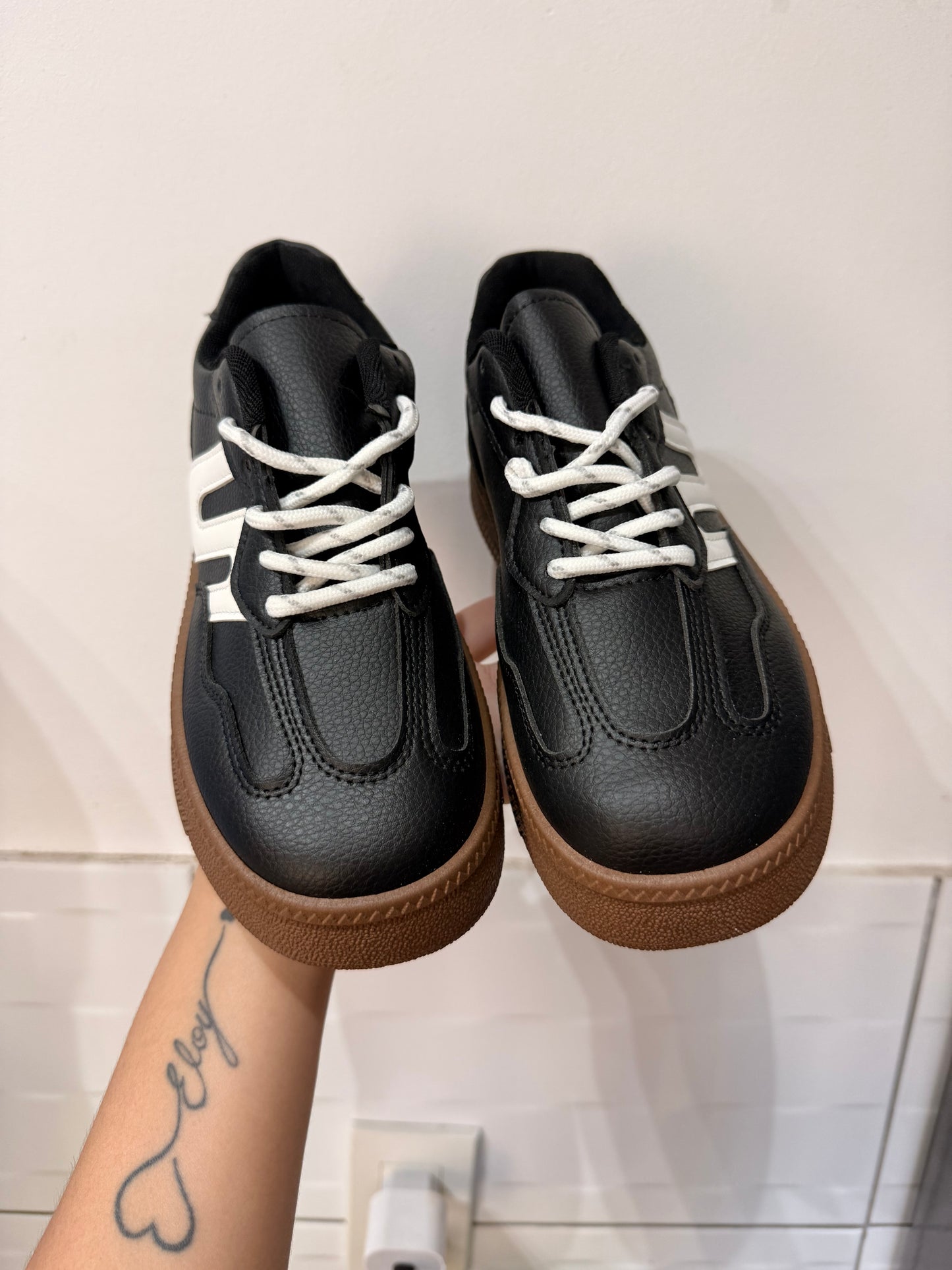 ZAPATILLAS DOS EN UNO (Cordones negros y blancos)