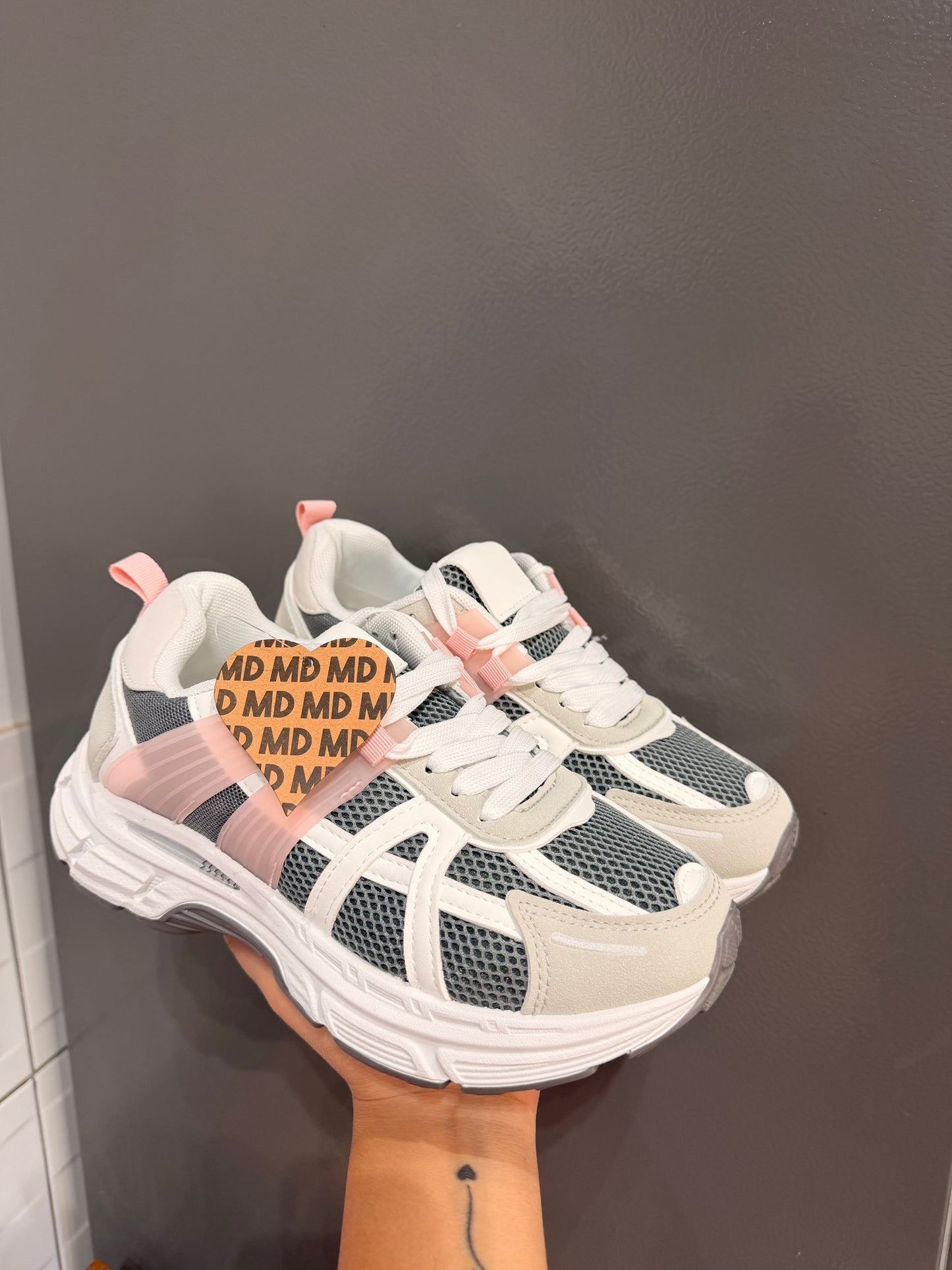 ZAPATILLAS GRIS CON ROSA