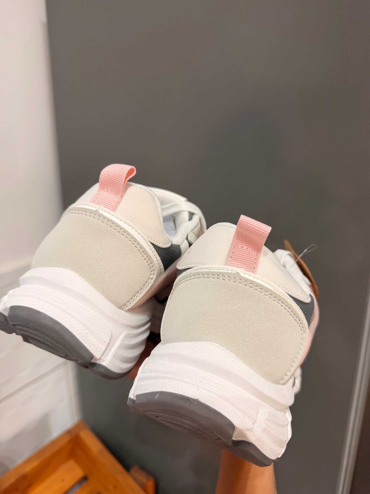 ZAPATILLAS GRIS CON ROSA