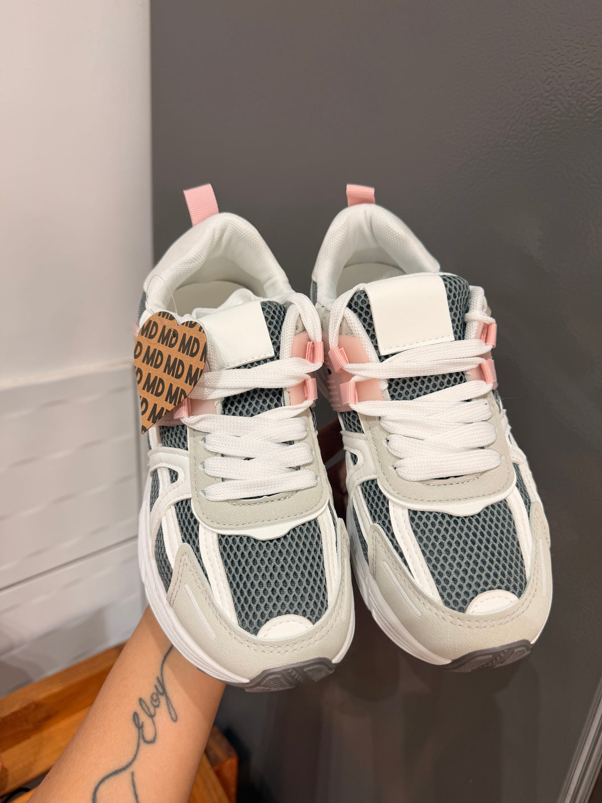ZAPATILLAS GRIS CON ROSA