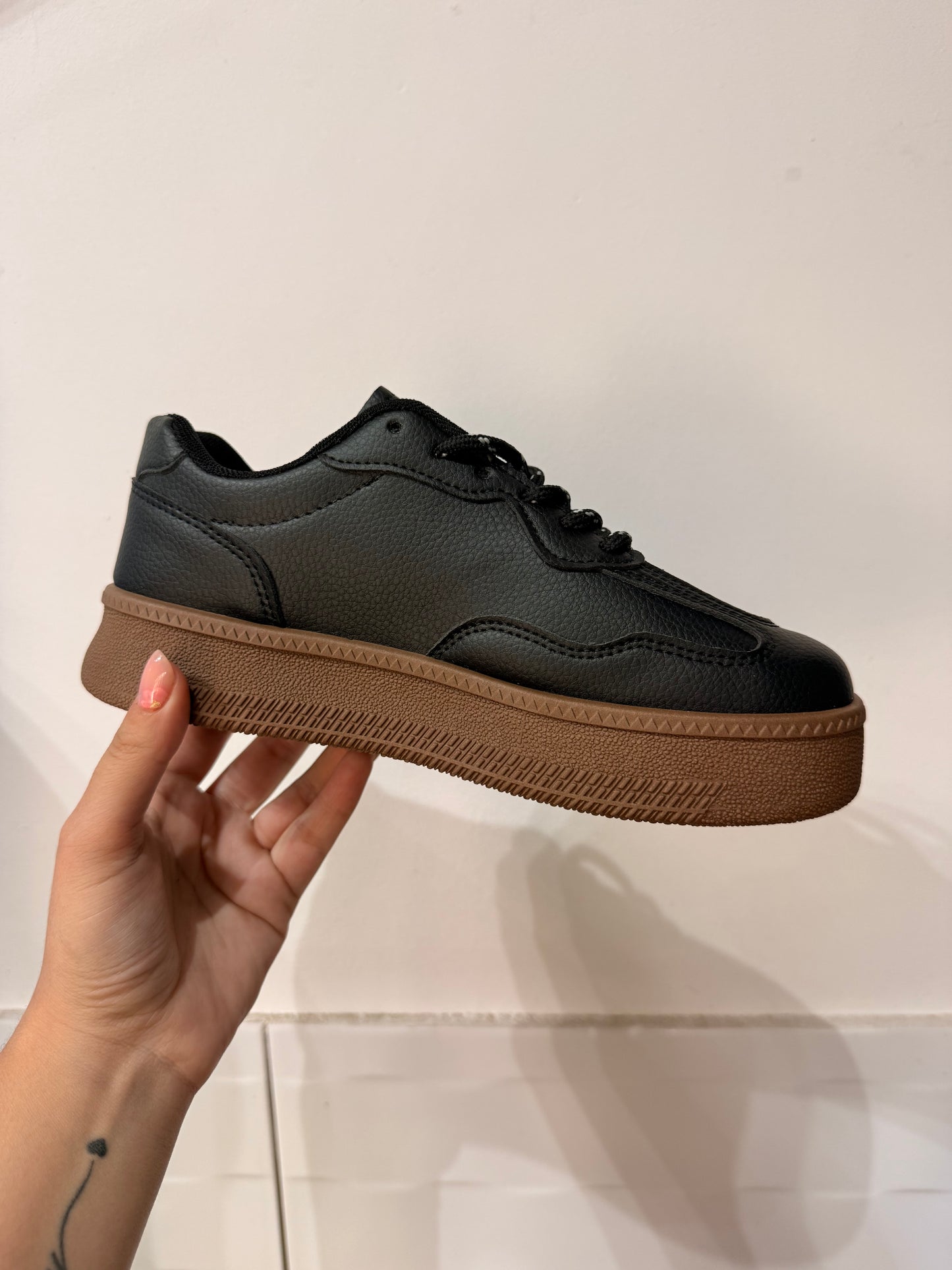 ZAPATILLAS DOS EN UNO (Cordones negros y blancos)