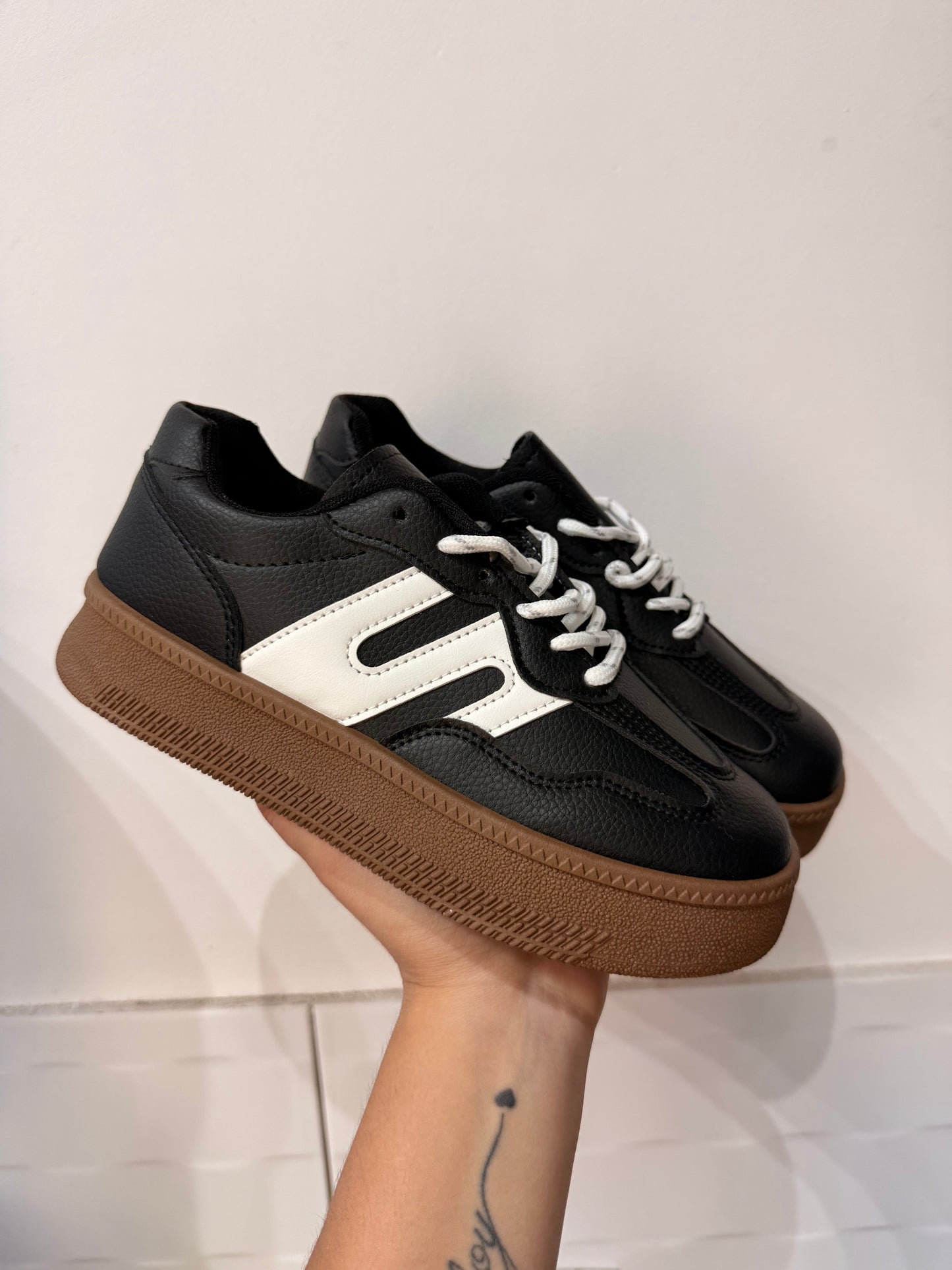 ZAPATILLAS DOS EN UNO (Cordones negros y blancos)