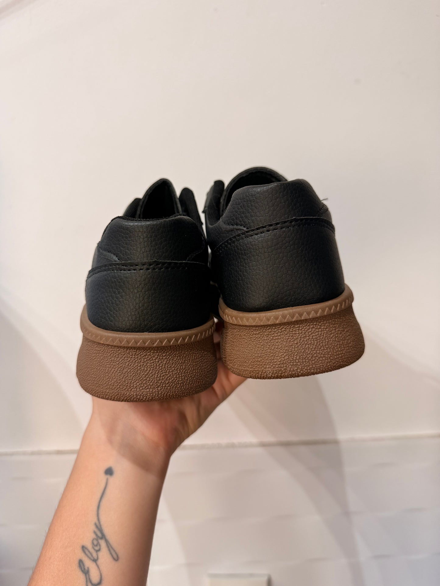 ZAPATILLAS DOS EN UNO (Cordones negros y blancos)