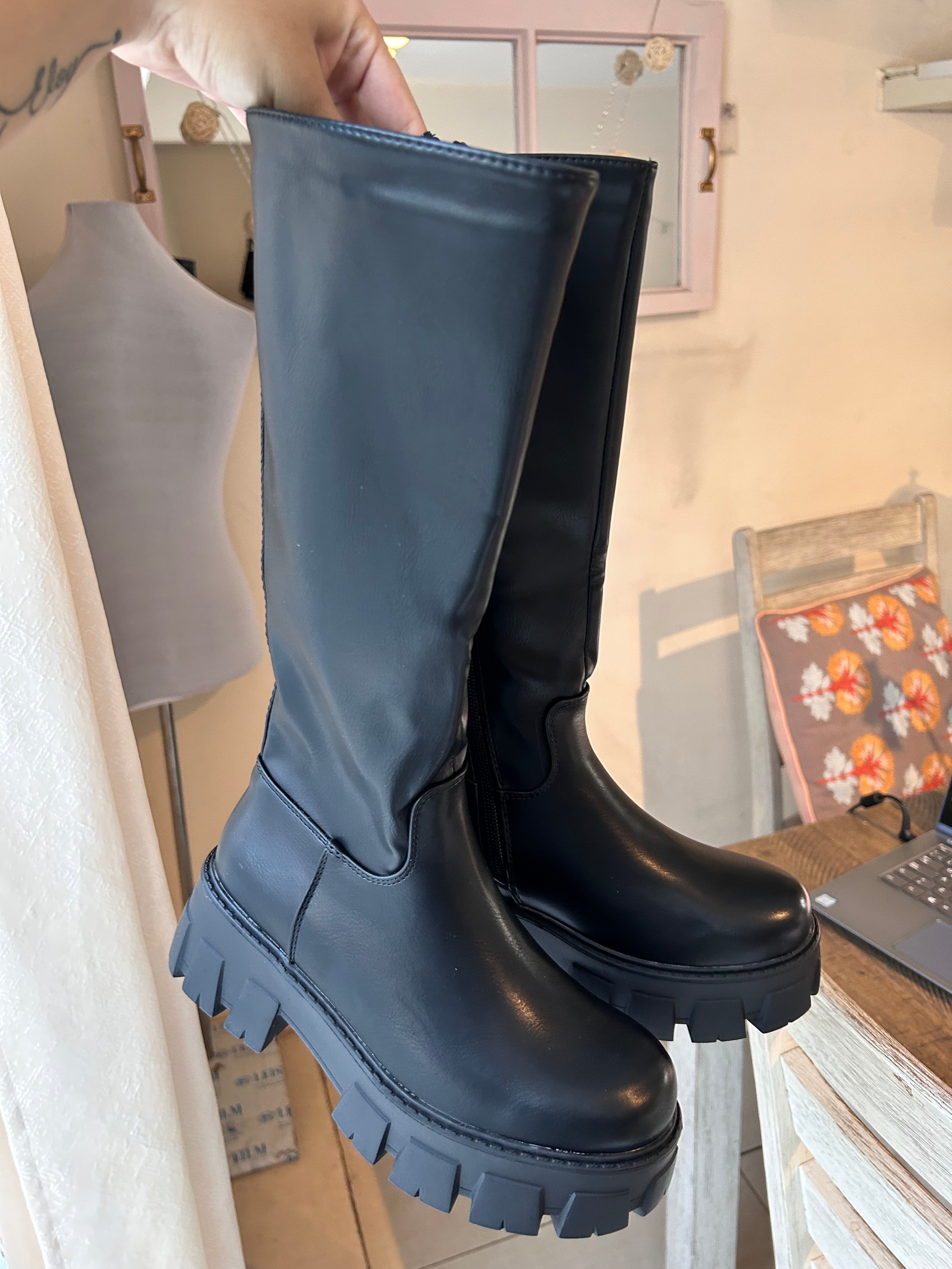 BOTAS LARGAS ECOCUERO FORRADAS EN EL INTERIOR
