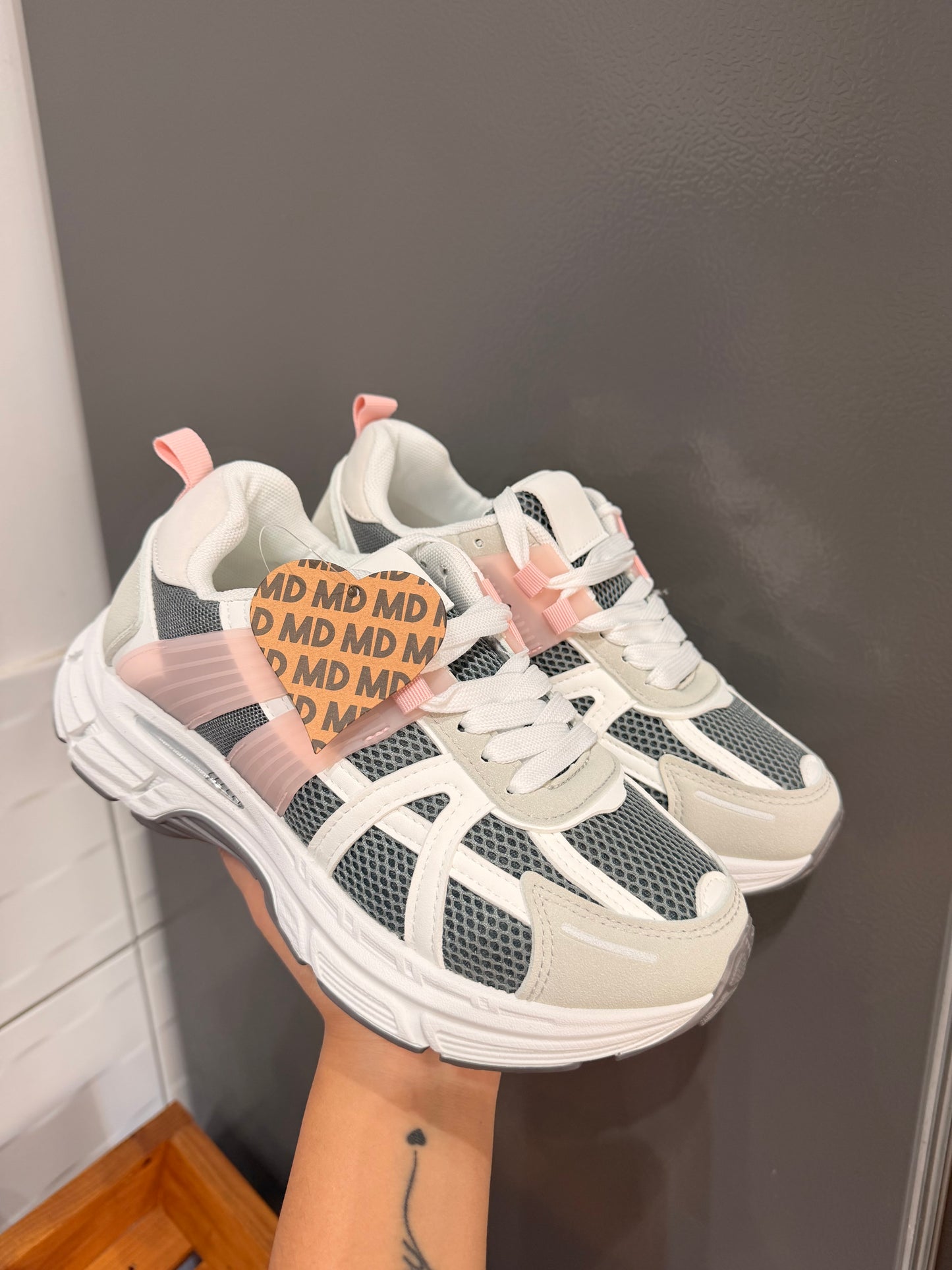 ZAPATILLAS GRIS CON ROSA