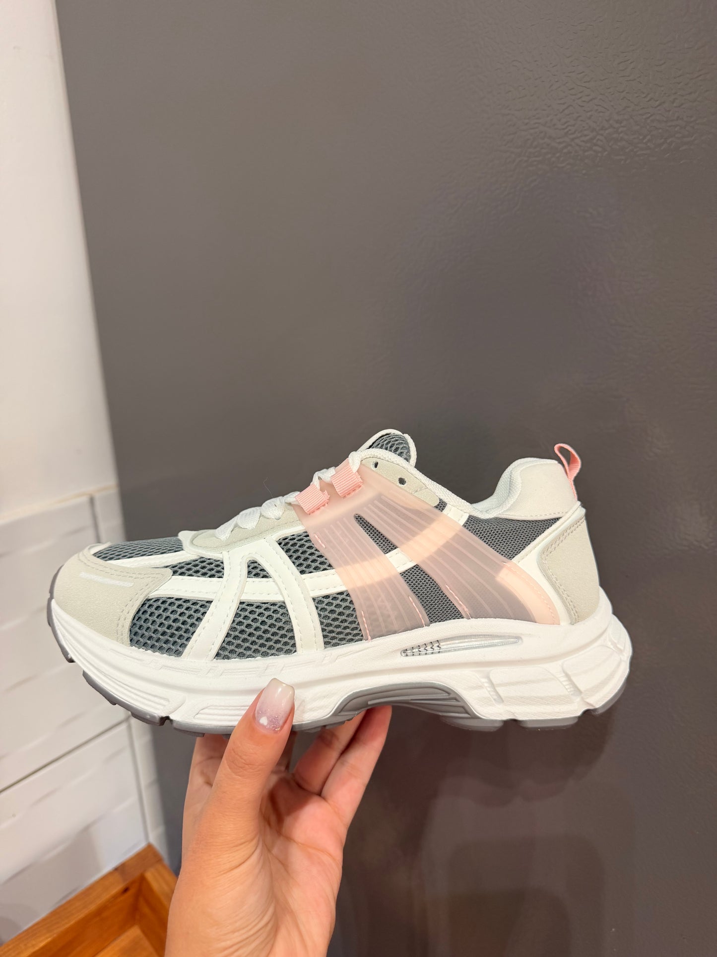 ZAPATILLAS GRIS CON ROSA