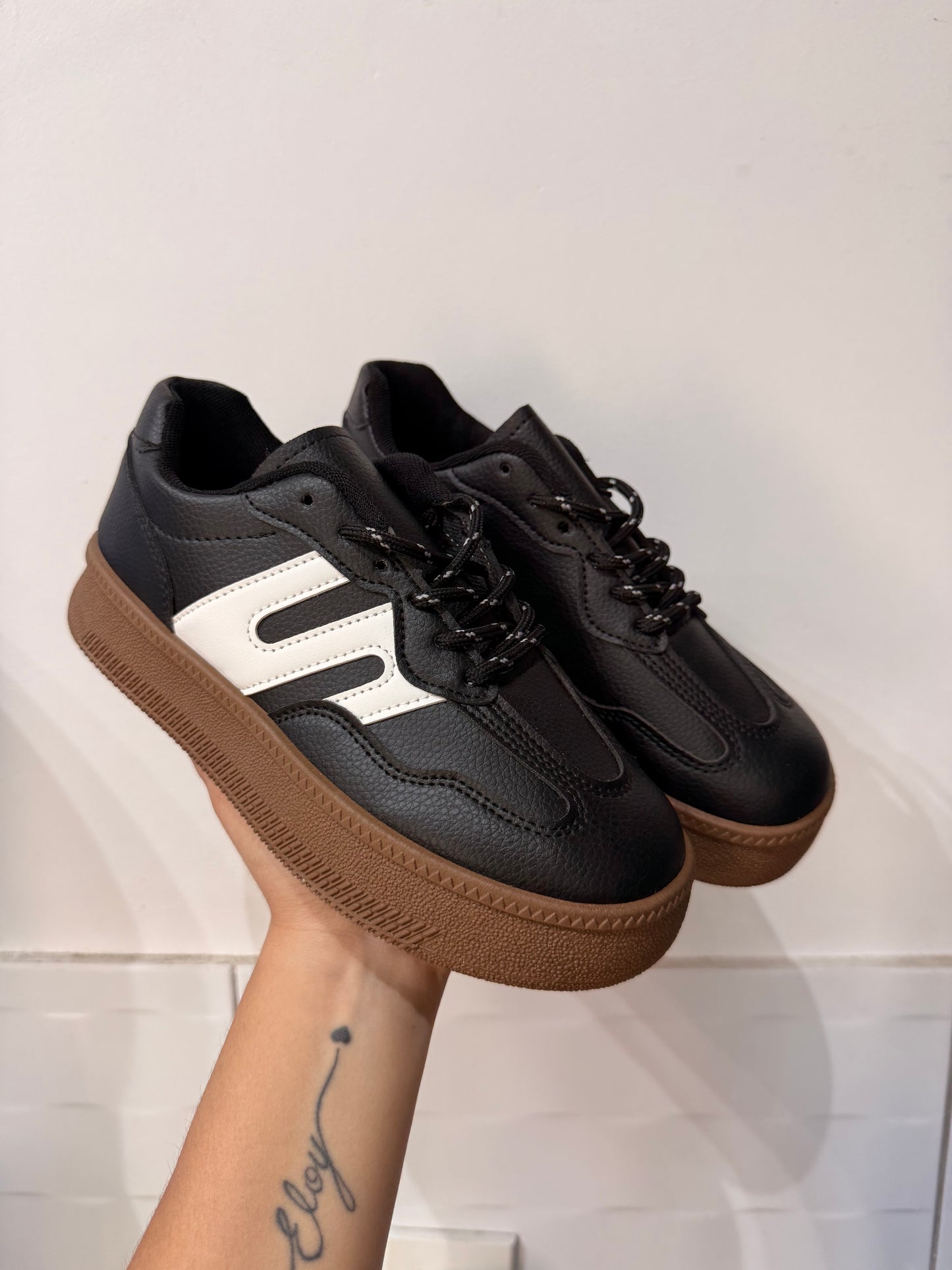 ZAPATILLAS DOS EN UNO (Cordones negros y blancos)