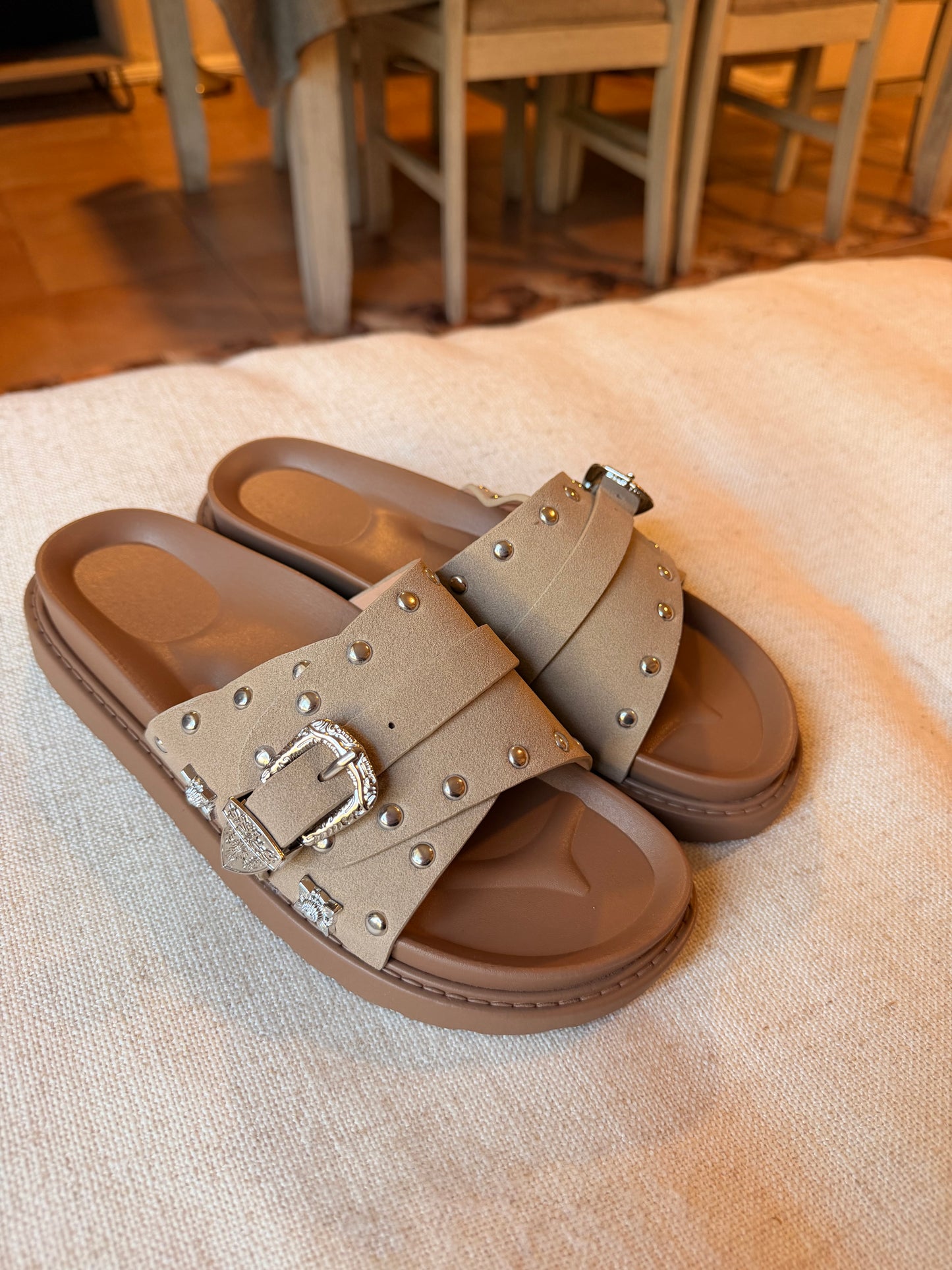 SANDALIAS CAMILA BEIGE O CAFÉ CLARO