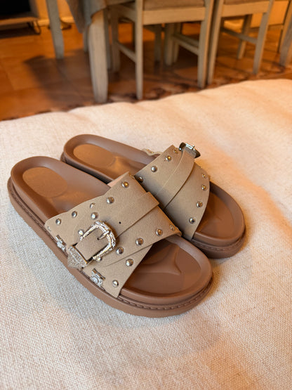 SANDALIAS CAMILA BEIGE O CAFÉ CLARO