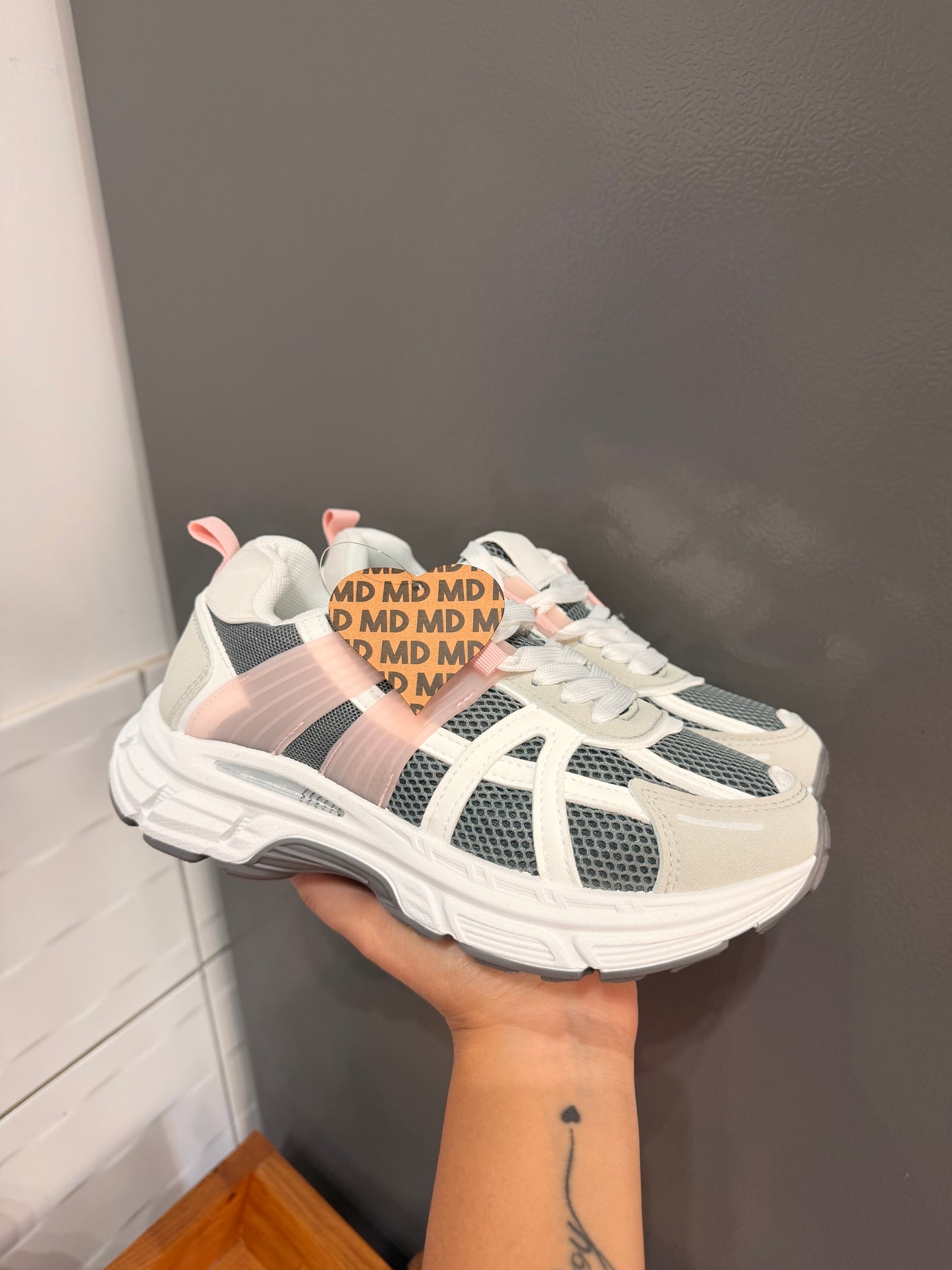 ZAPATILLAS GRIS CON ROSA