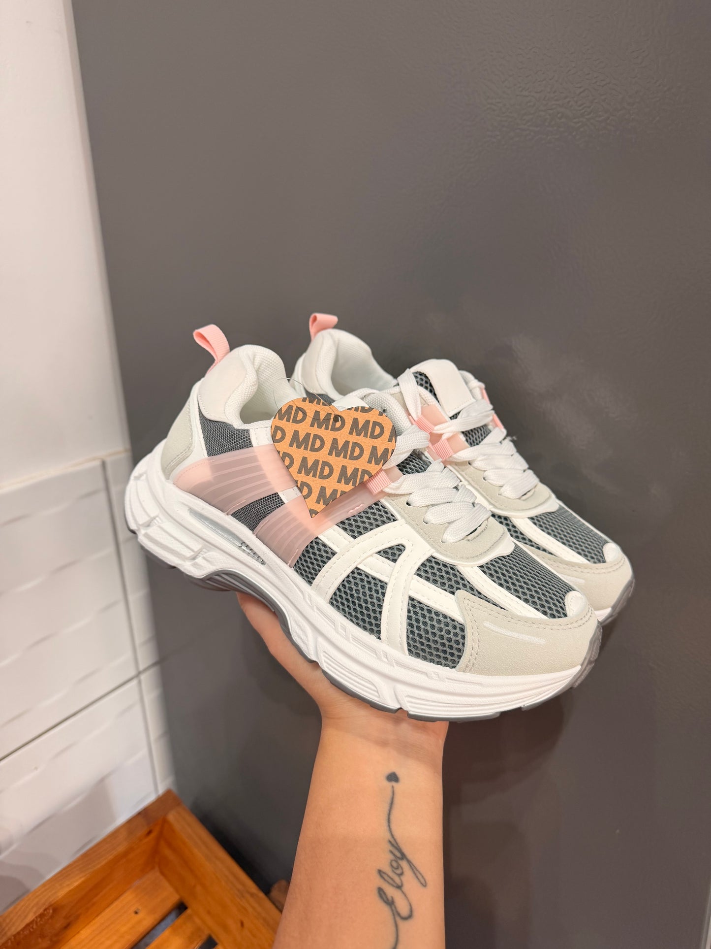 ZAPATILLAS GRIS CON ROSA