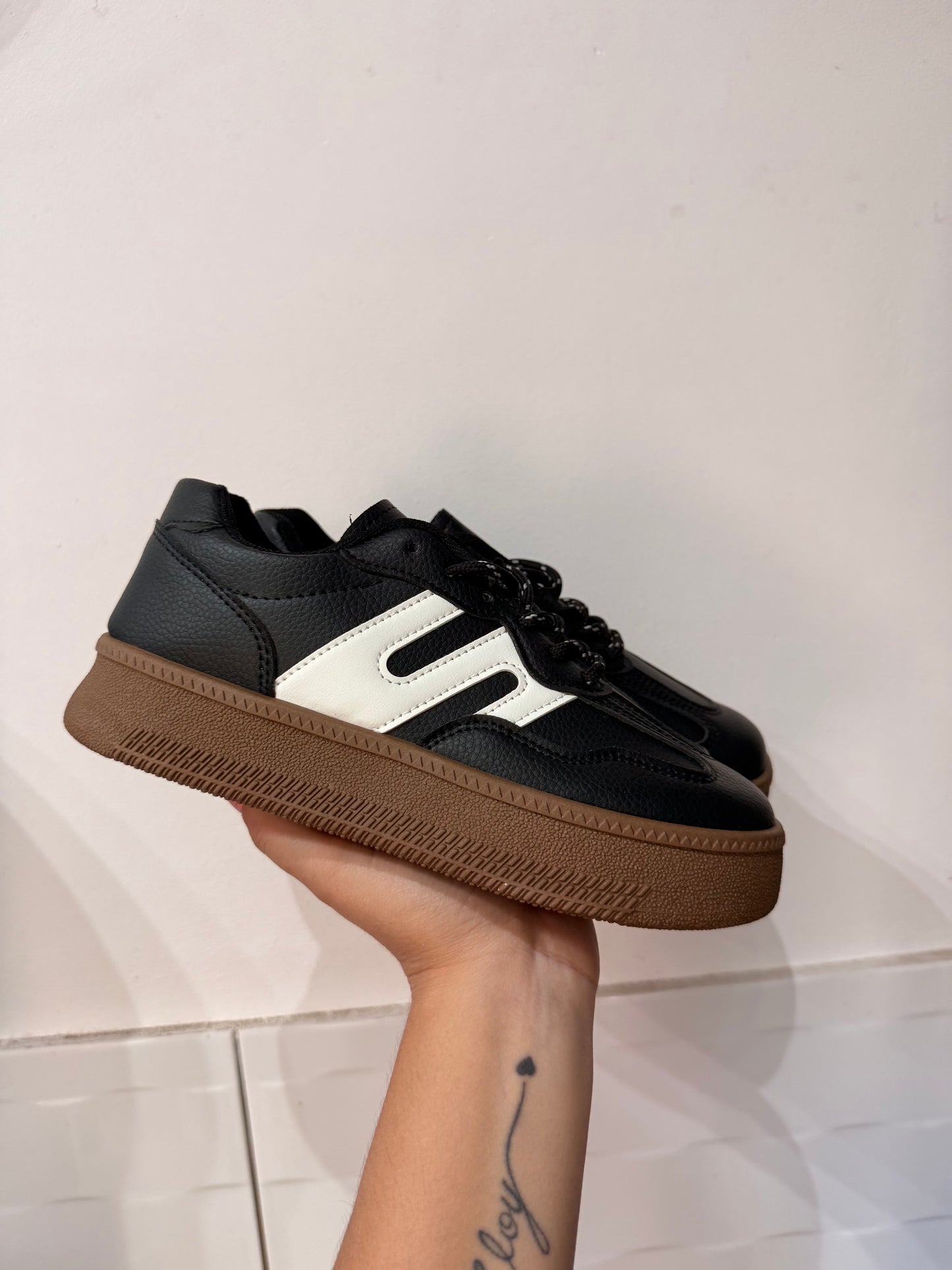 ZAPATILLAS DOS EN UNO (Cordones negros y blancos)