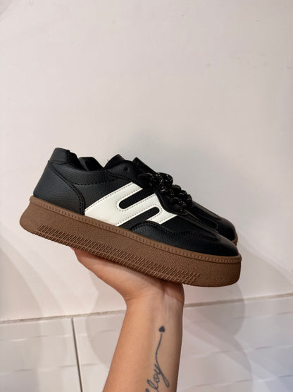 ZAPATILLAS DOS EN UNO (Cordones negros y blancos)