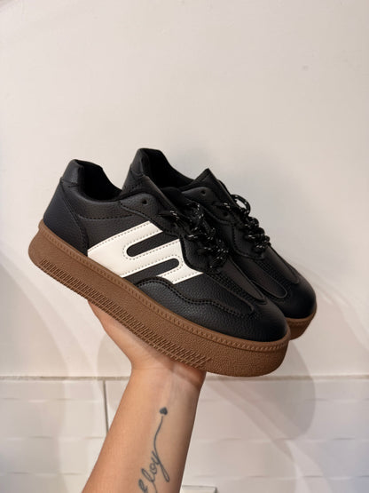 ZAPATILLAS DOS EN UNO (Cordones negros y blancos)